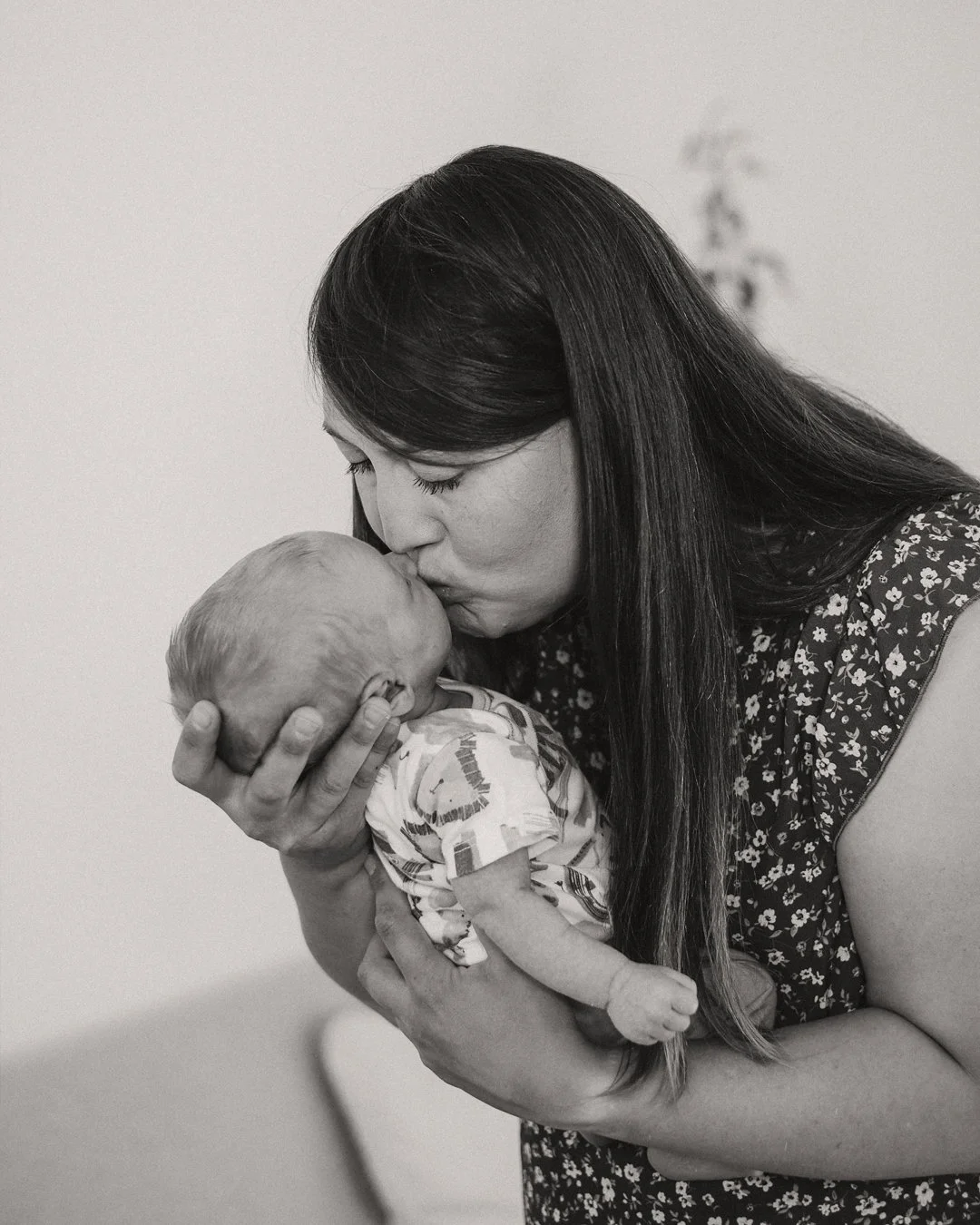 Ever wondered what relaxed newborn lifestyle photography means?
It&rsquo;s a calm, baby-led approach, no stiff poses, no pressure. Just your little one feeling comfy while I capture natural, love-filled photos of your family.
At home or in my studio 