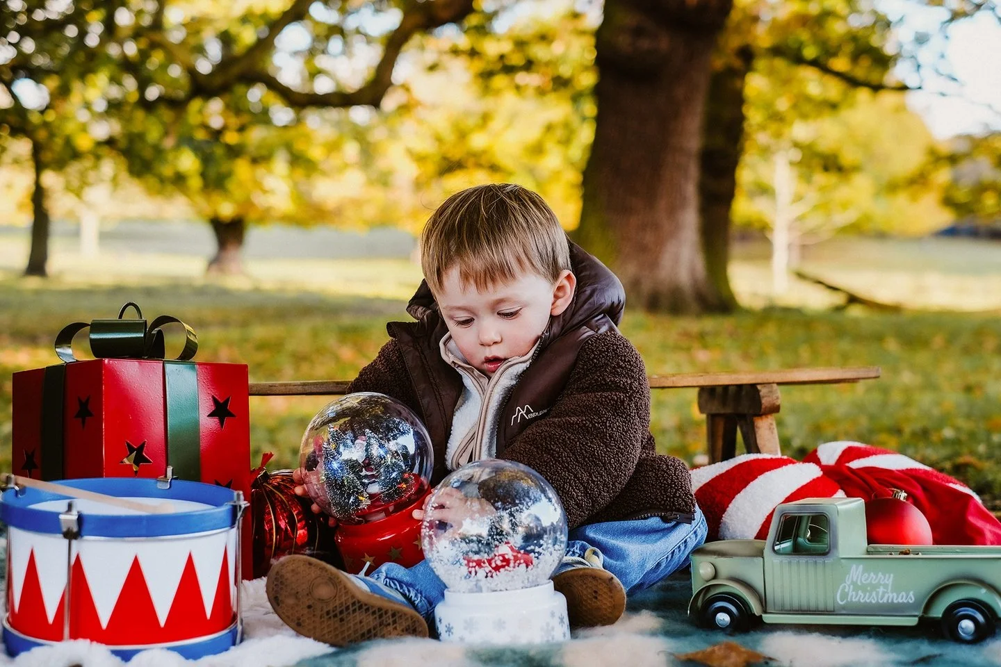 Never this little ever again.
#ChristmasMiniSessions 🥁 🎄 
@wollatonhall 
.
.
.
#ChristmasPhotography #ChildhoodMagic #OutdoorFamilyPhotos #NottinghamPhotographer #CaptureTheMoment