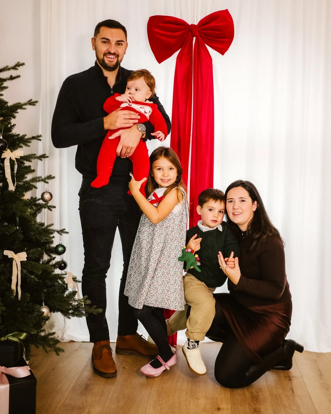 Playful, warm, and wonderfully real. Just like you. 🎀 
#christmasminis 
.
.
.
#ChristmasPhotography #FestivePhotos #ChristmasMiniSession #FamilyChristmasPhotos
#Nottinghamphotographer
#FestivePortraits #Nottinghamfamilyphotographer