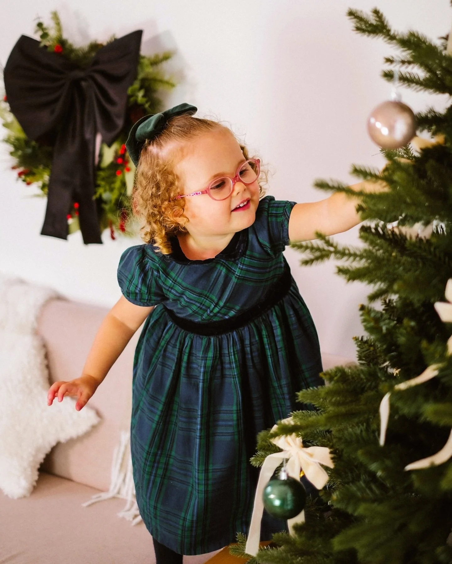 Finally Christmas studio sessions have begun! 🎄✨ I always kick things off outdoors while the weather behaves, but now it&rsquo;s officially studio season and I&rsquo;m excited. 

Still loving this year&rsquo;s setup and can&rsquo;t wait to capture f