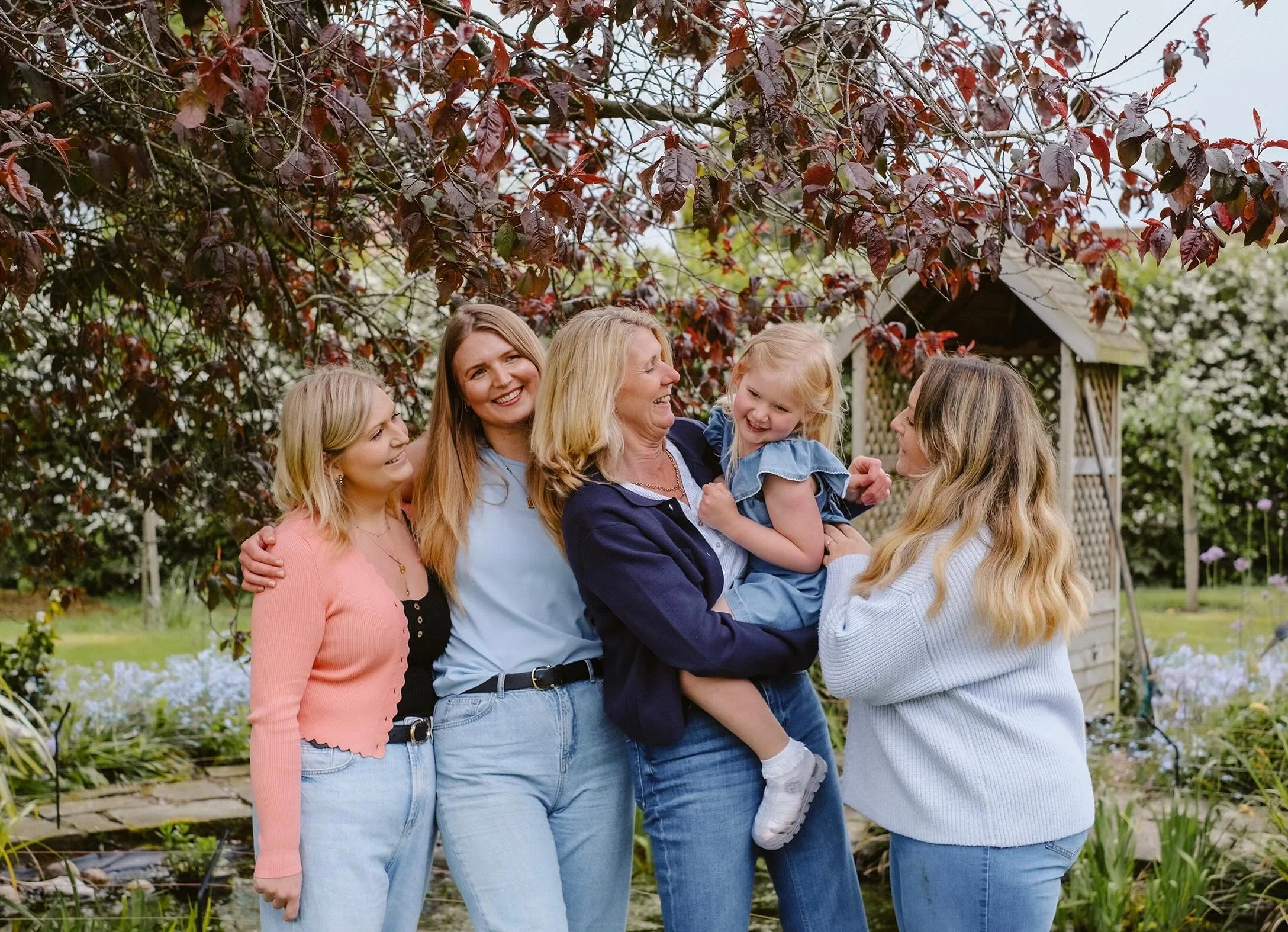 I&rsquo;ve photographed more extended families this pas 12 months than ever before.
Grandparents.
Adult siblings.
Partners.
Grandkids.
The whole chaotic gang.

And I think there&rsquo;s a reason.
Years ago, family photos were often about getting ever