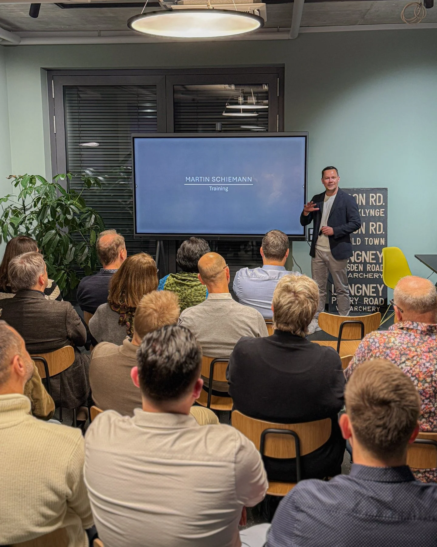 Der Weichensteller ist endlich fertig 🥳
Wir freuen uns riesig, den Raum endlich in Action erleben zu d&uuml;rfen, so wie hier bei einem Netzwerktreffen diese Woche 😍

Also, falls ihr gerade eine Tagung oder einen Workshop plant, fragt gerne unseren