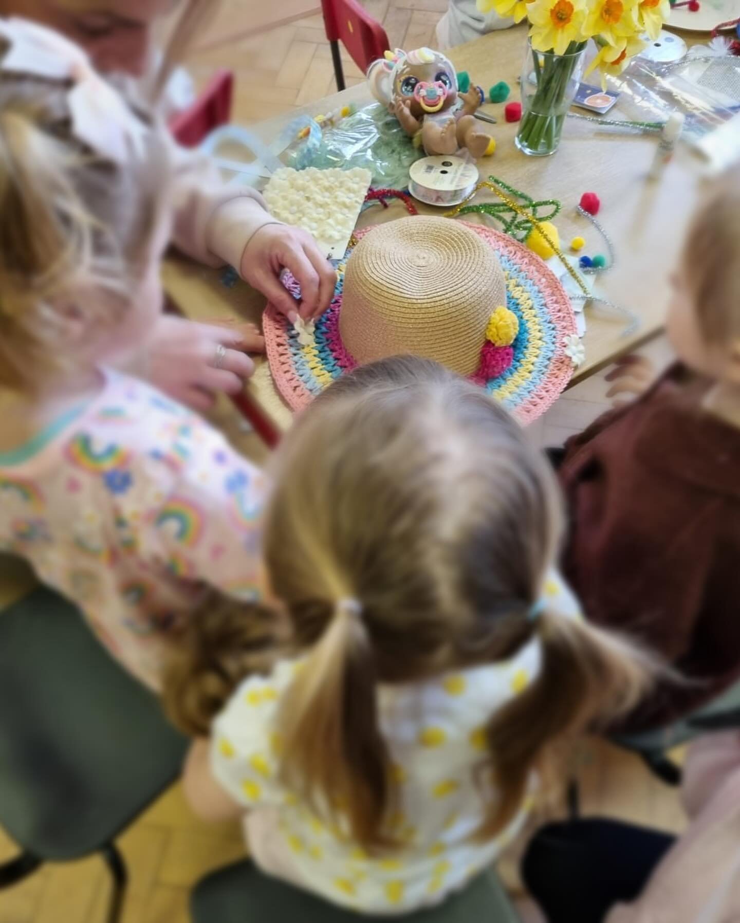 Our Caterpillar children &amp; their parents had so much fun at our &lsquo;Spring Crafts Morning&rsquo; 🪻💐🌻
..
..
Children love nothing more than engaging with their parents in their nursery environment, their little faces light up, lots of playin