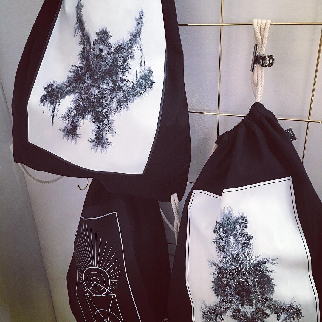 We placed some #unidentifiedformobjects on a few #Gymbags, so you can take them into new spaces ;) They will be #limitededition. Limited to 10 each. Message me if you want one! #organiccotton #fairwear #earthaware #unique #prints #germanartist #germa
