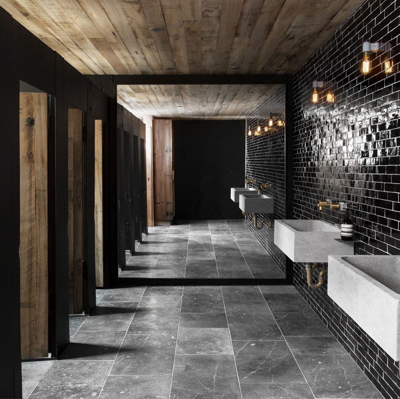 Simple, sombre et moderne, le parfait trio. Hall de toilette en Terracotta 5x15 Noir num&eacute;ro 5.
Projet anonyme en Australie.
_____________________________________________

Simple, dark and modern, the perfect trio. Bathroom in Terracotta 5x15 B