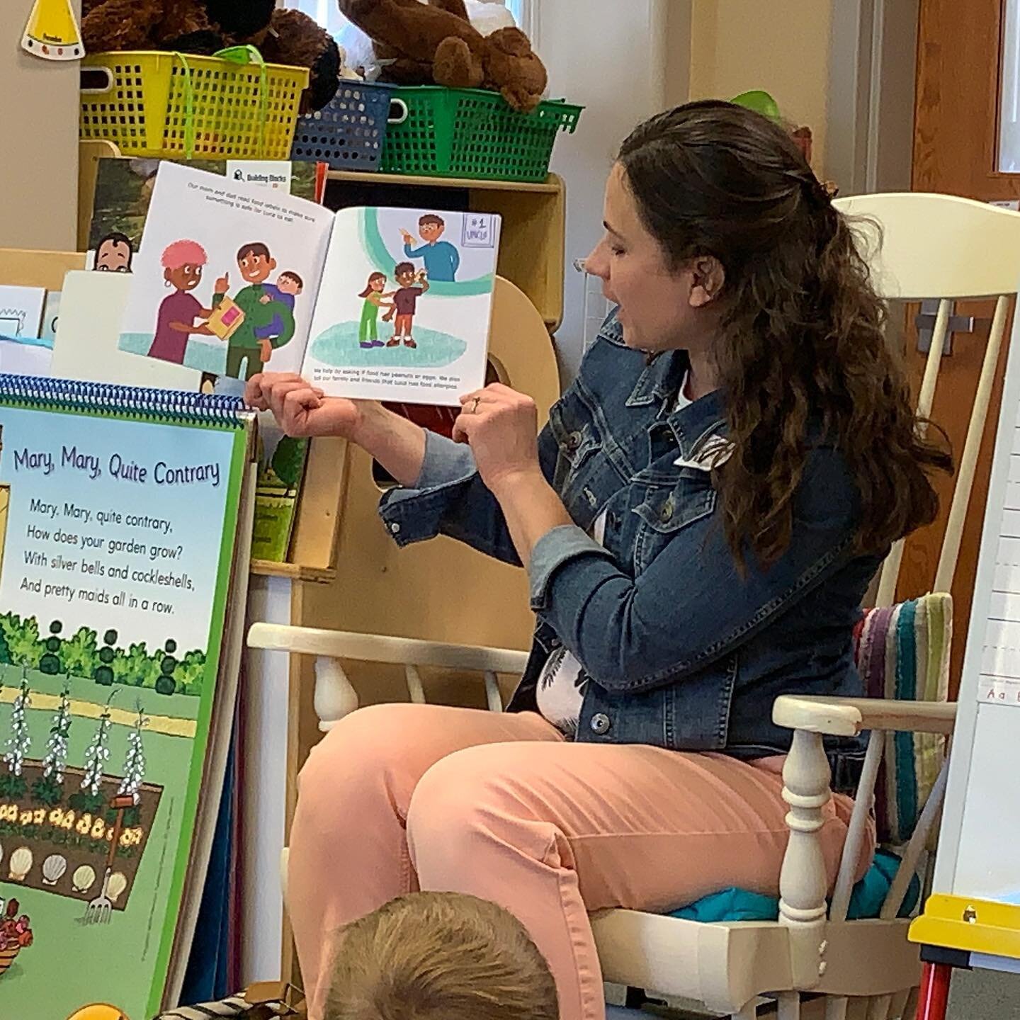 I got to read my book Be a Food Allergy Helper to my son&rsquo;s kindergarten classroom today 💜 💙💚 It was a great way to celebrate #foodallergyawareness Week by learning how to be a #foodallergyhelper!