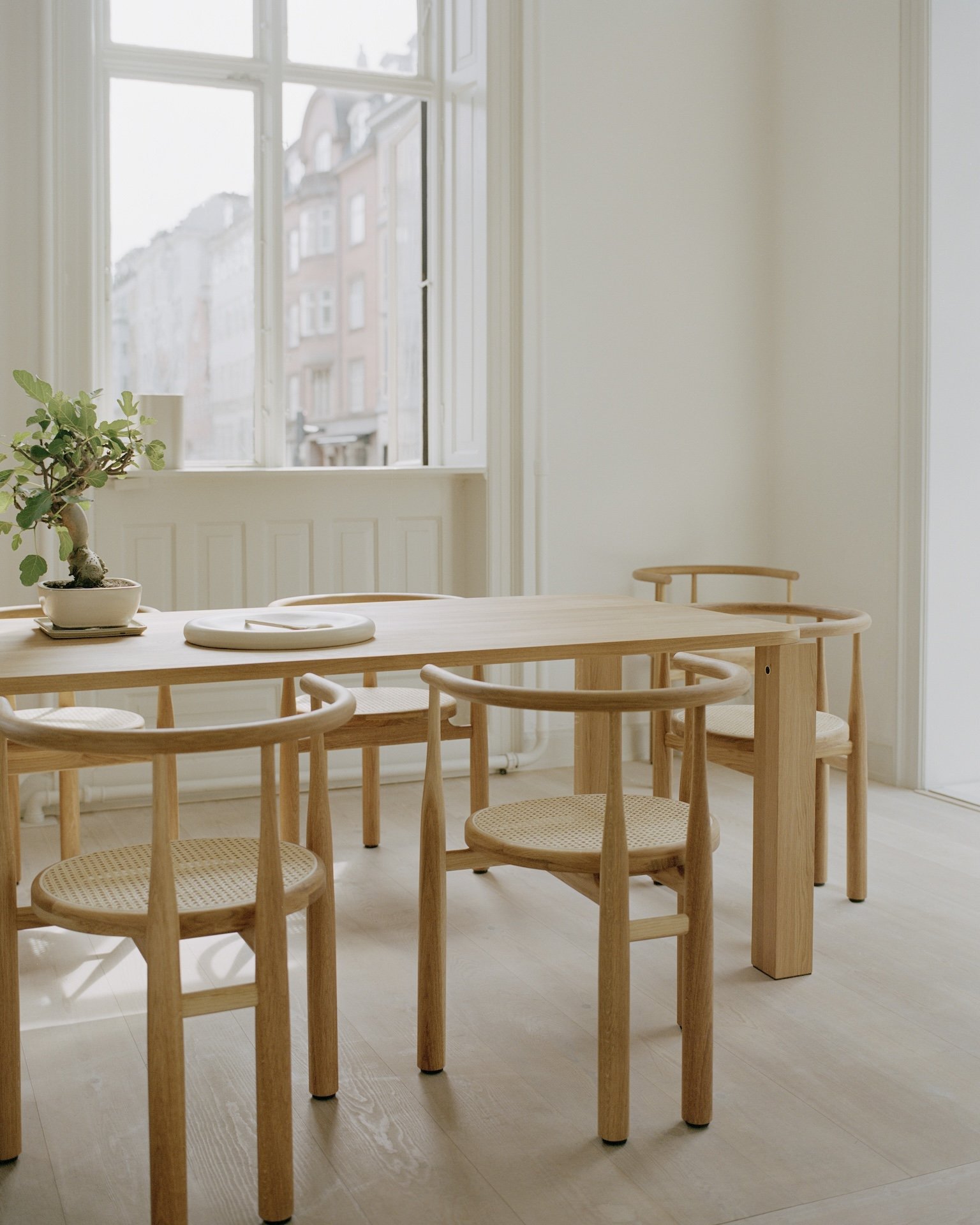 New_Works_A_Poetic_Disclosure_Atlas_Dining_Table_200x95_Bukowski_Chair_276_06.jpg