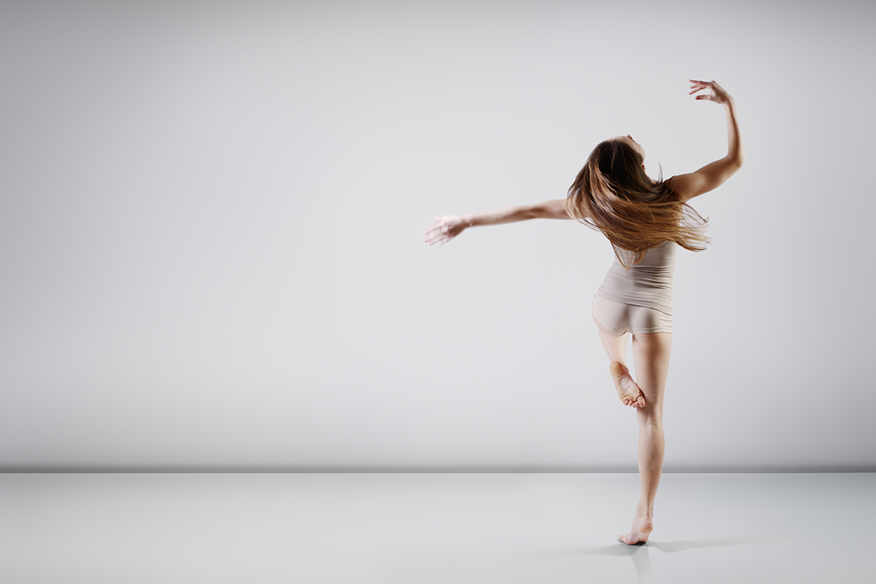 Девушка танцует. Танцующая женщина. Красивая девушка танцует. Танцы девушек. Танцуй руками ногами