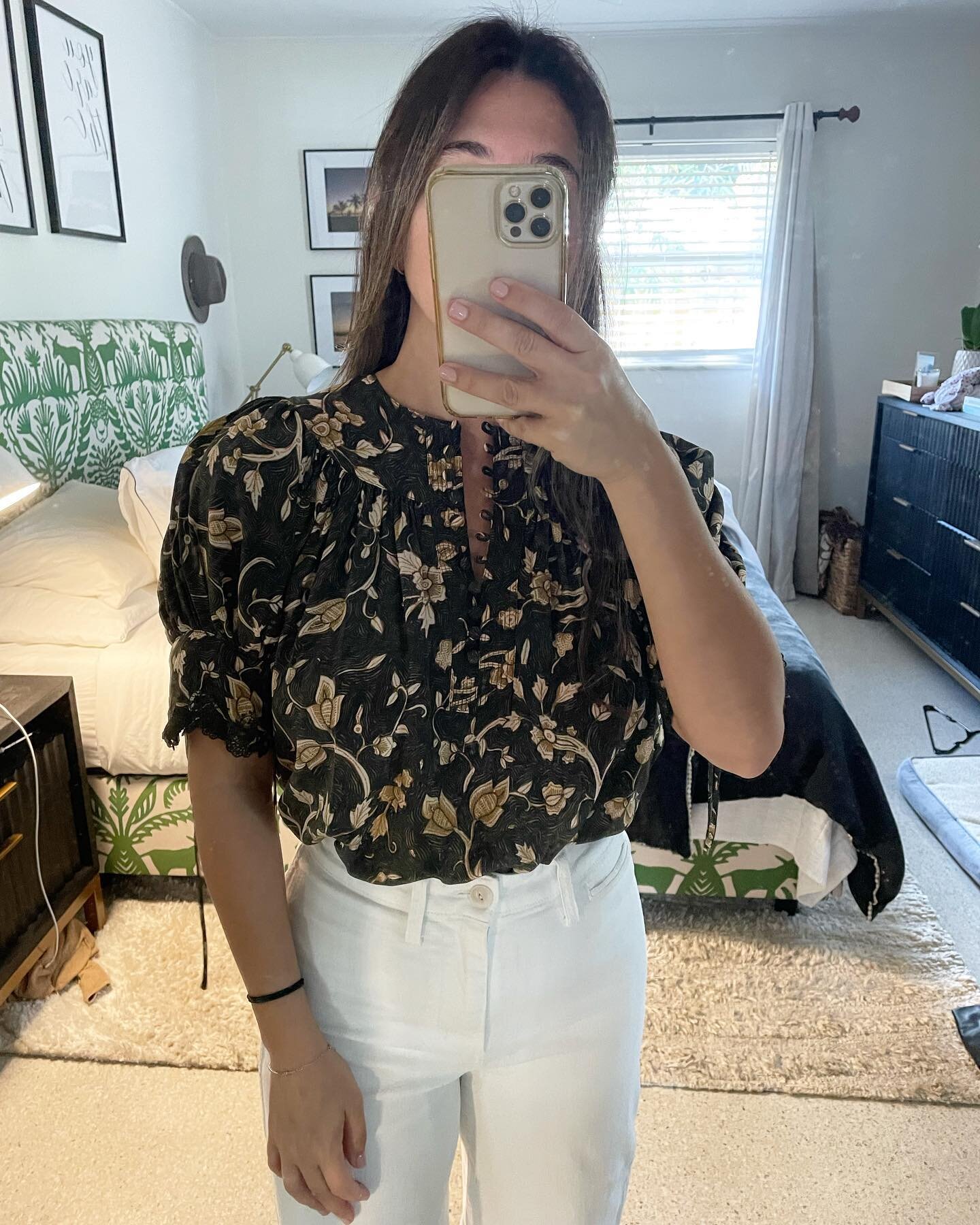 One of my best WFH or solo work tips- GET 👏🏼 DRESSED 👏🏼 You might not be seeing anybody or heading into an office, but as the old saying goes, dress the part! You&rsquo;re still going to work, so put on an outfit, get inspired, and werk! #theupsw