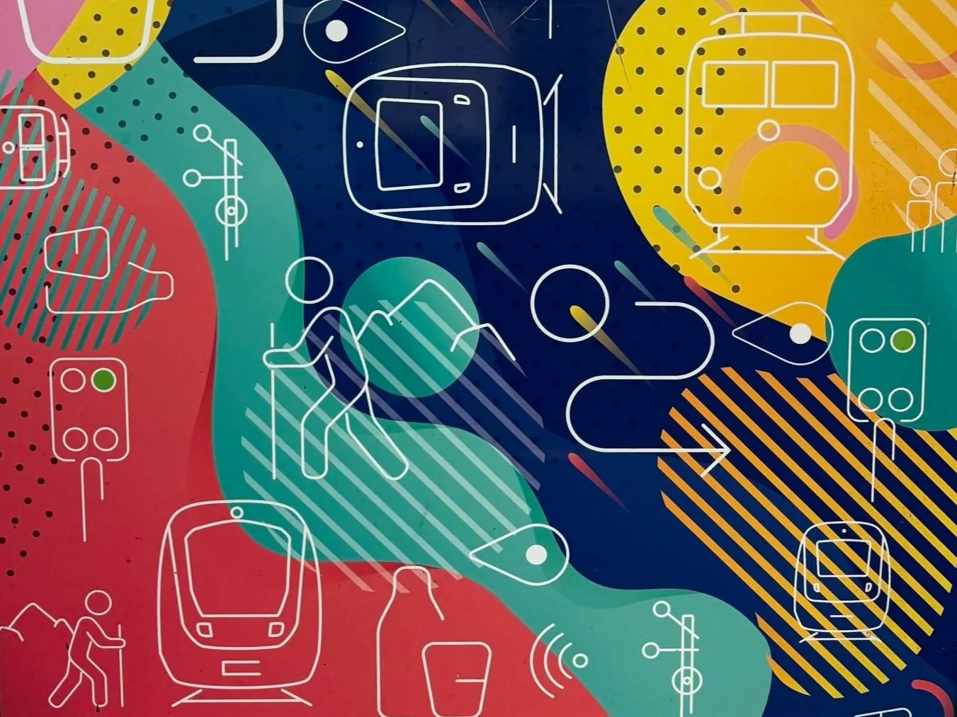 Ein Bild in der Fußgängerunterführung im Bahnhof Grünberg (Oberhessen) mit verschiedenen Motiven, u.a Züge, Wanderer, Berge, Signalanlagen