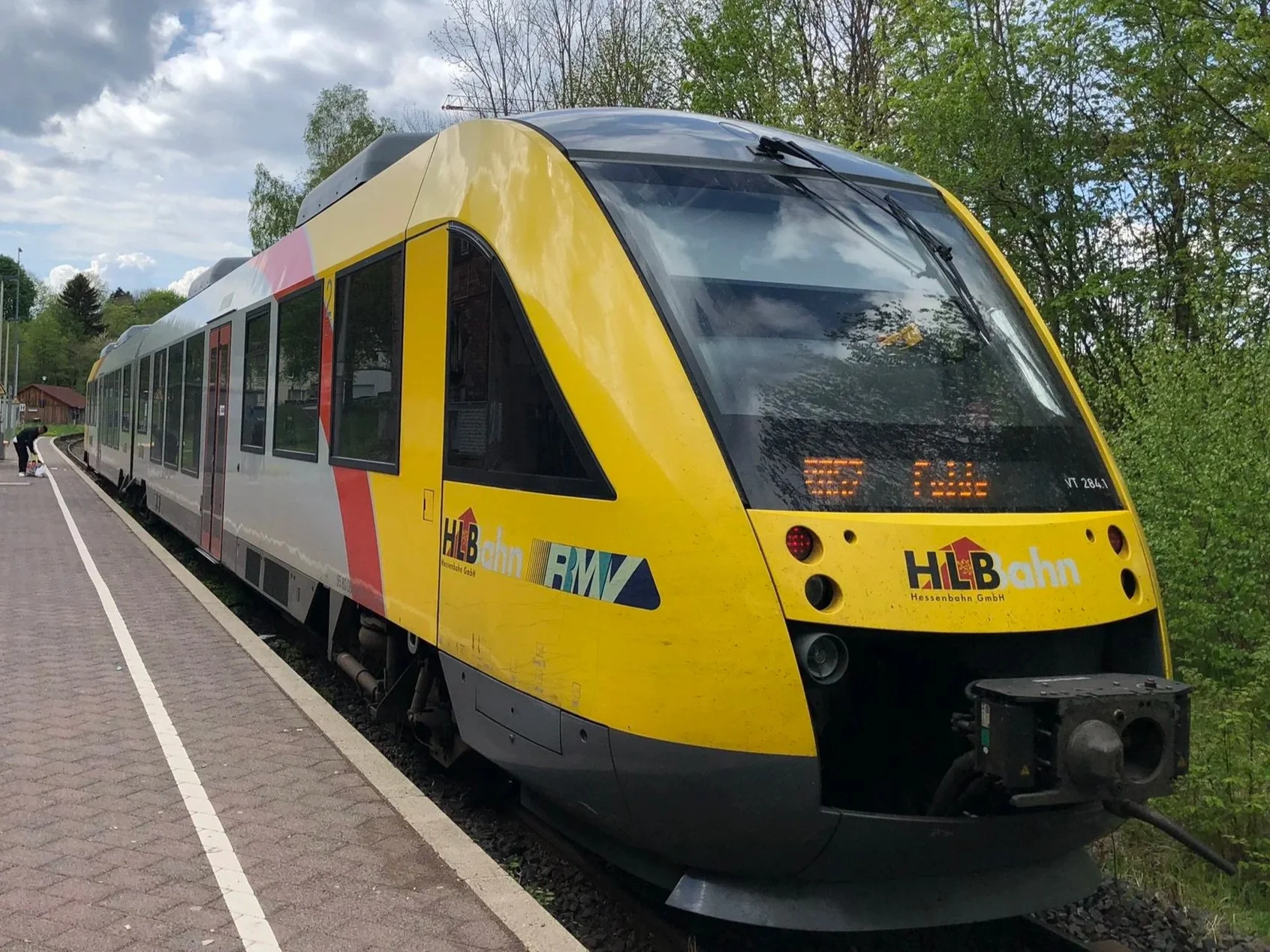 Zug der hessischen Landesbahn mit dem Zugziel Fulda
