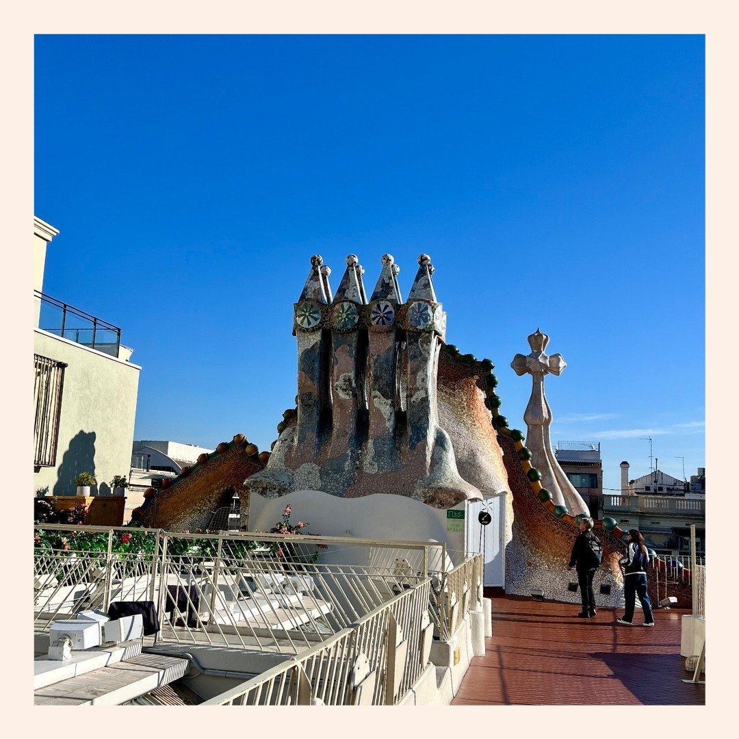 What stands out on the terrace of #CasaBattl&oacute; is what is popularly known as the back of the #dragon, which characterizes the fa&ccedil;ade and which #Gaud&iacute; represents with tiles of different colors.

However, the true protagonists of th
