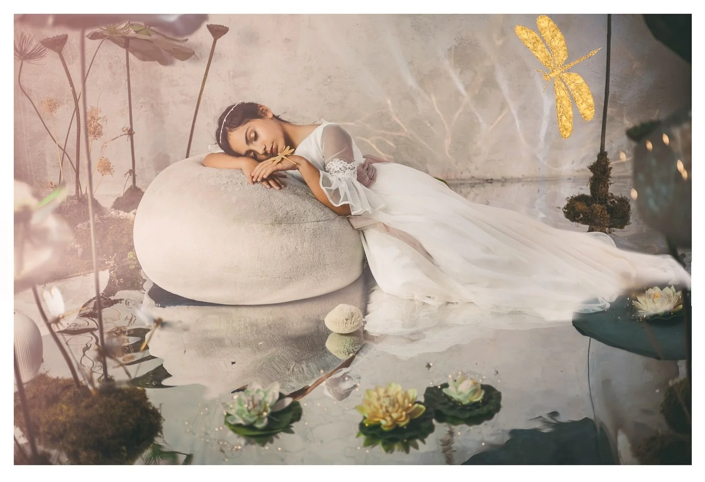 Ella en su estanque , como una garza  blanca &hellip;Rodeada de nen&uacute;fares  y lib&eacute;lulas . Una imagen  serena y elegante, para la colecci&oacute;n 2025  de @elaya_ceremonia &hellip;✨✨✨✨