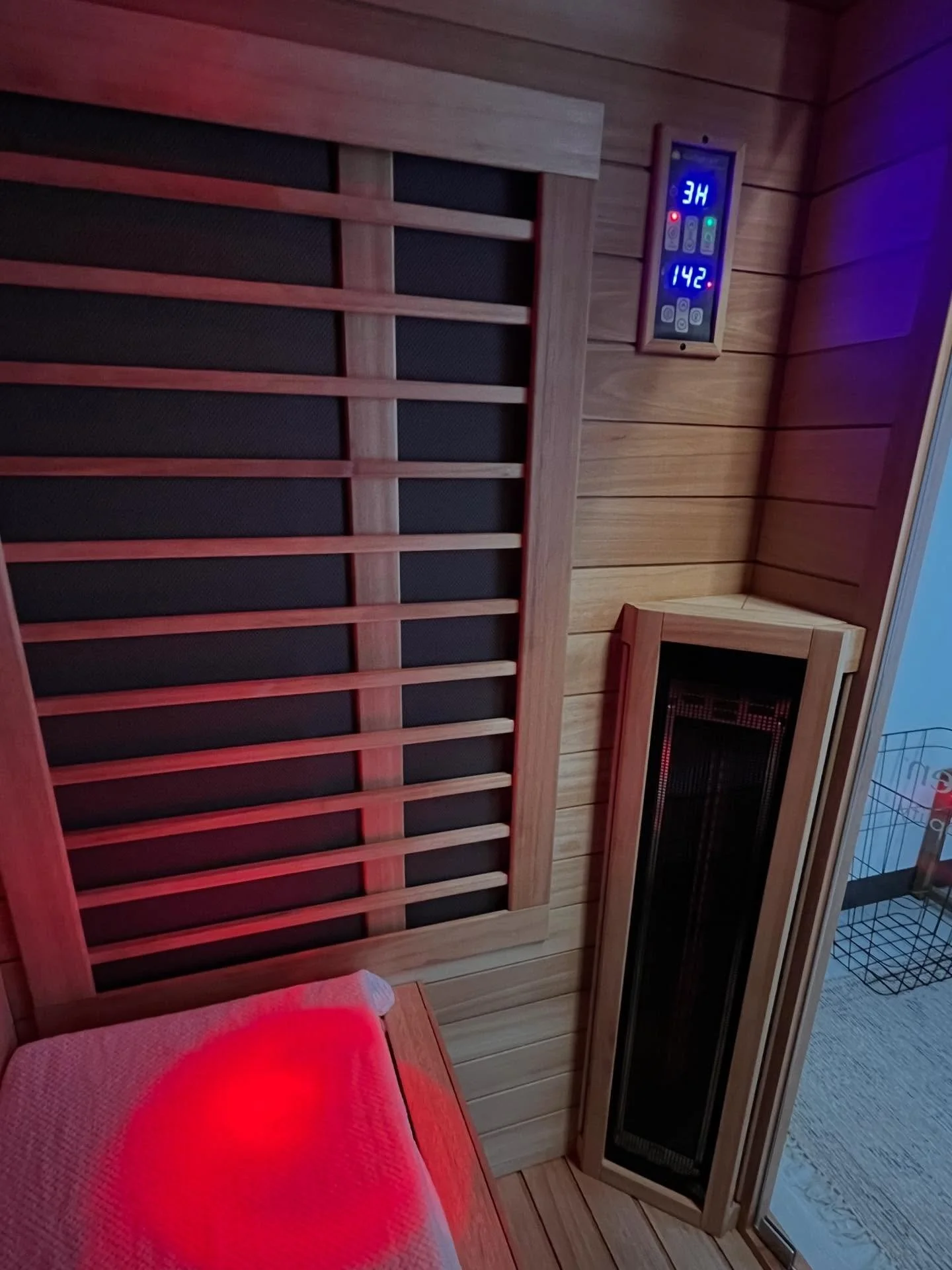 Sunlighten Infrared Sauna Benefits 

1. Improved Circulation

Infrared heat penetrates tissue and increases blood flow. This enhances oxygen delivery to muscles and tissues and may support recovery and healing.

2. Cardiovascular Conditioning

Infrar