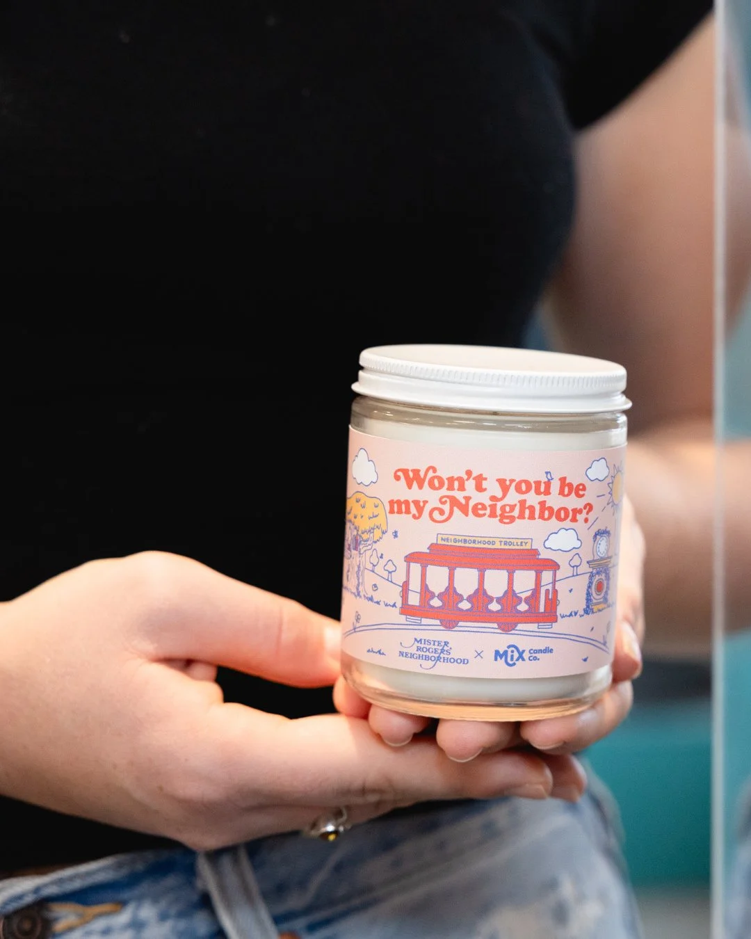 Won’t you be my Neighbor? ❤️
Like slipping into your favorite sweater, this fragrance blends creamy vanilla with a touch of cozy warmth. It’s the scent of comfort, kindness, and feeling right at home.