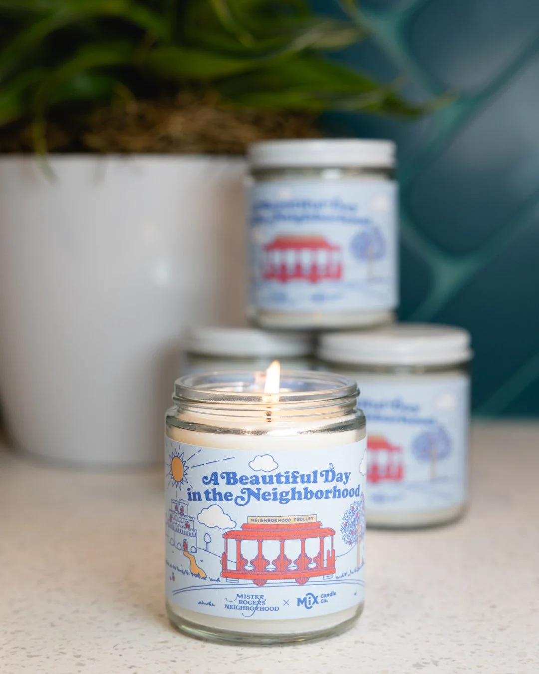 A Beautiful Day in the Neighborhood 🩵 Fresh apples meet the clean, airy scent of open skies, creating a fragrance that’s bright, crisp, and comforting. A reminder of life’s simple pleasures on a beautiful day.