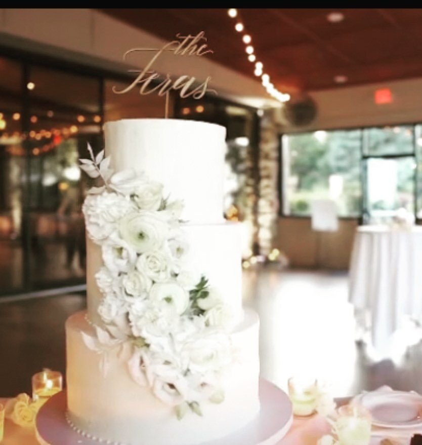 Congratulations Mr and Mrs and Mrs FERA!
@ravenwoodweddingsandevents nailed the details in this elegance day!
#weddingcake #weddingday #bride #groom #weddingcake #celebration #familytime #smallbusiness #supportlocal #boutiquebakery #victor #ny