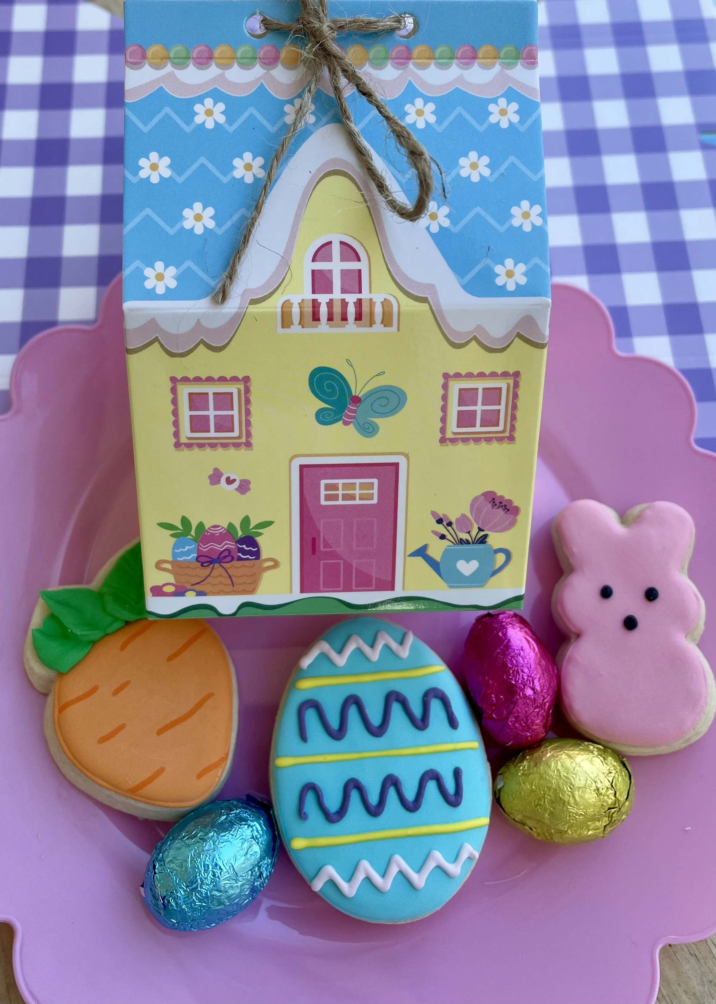MINI easter house! 3 mini cookies & candy $8. pre order by 3.27  limited quantities available in bakely April 1