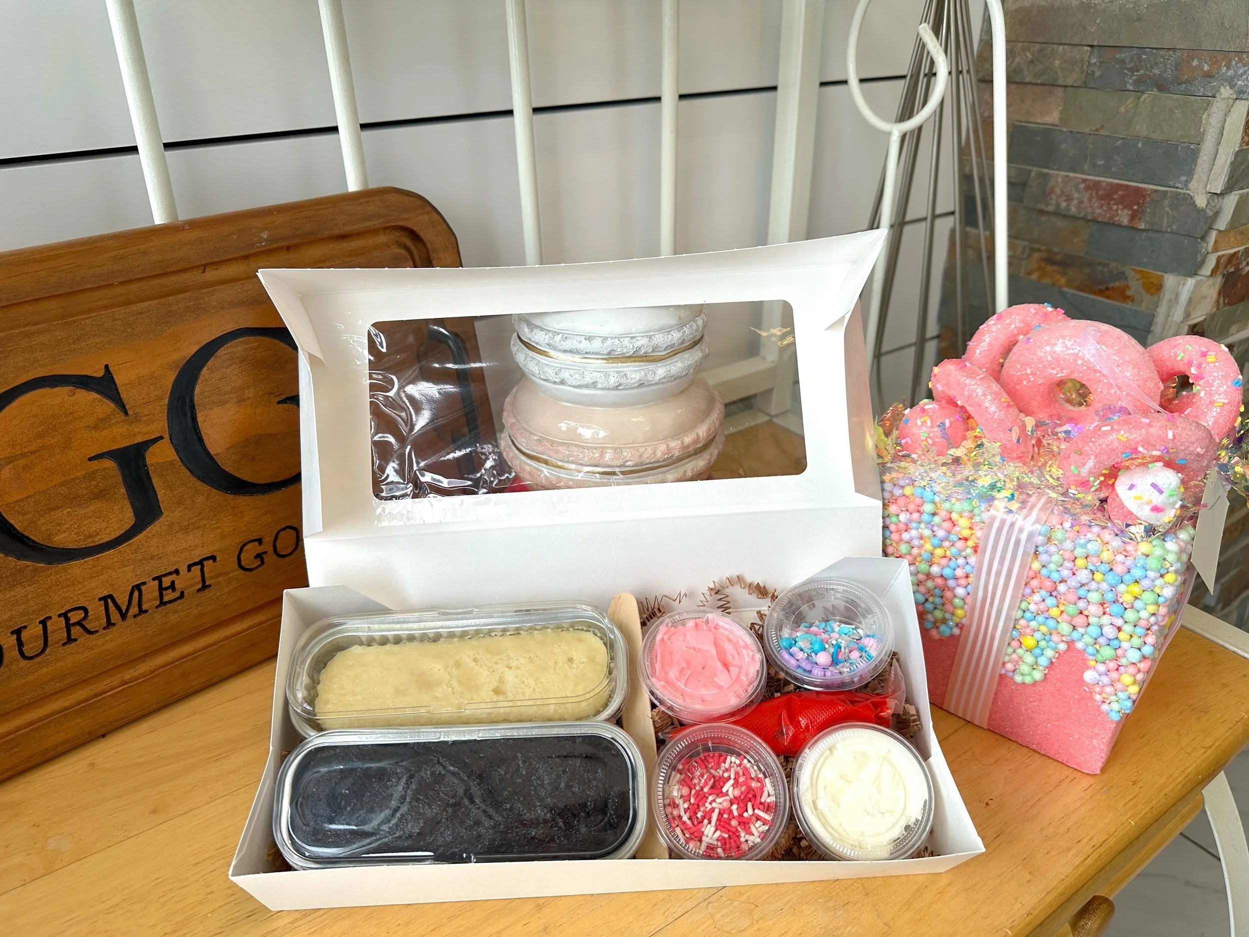 great date night activity! Or for the kids! decorate mini cakes ! get the juices flowing!
$18