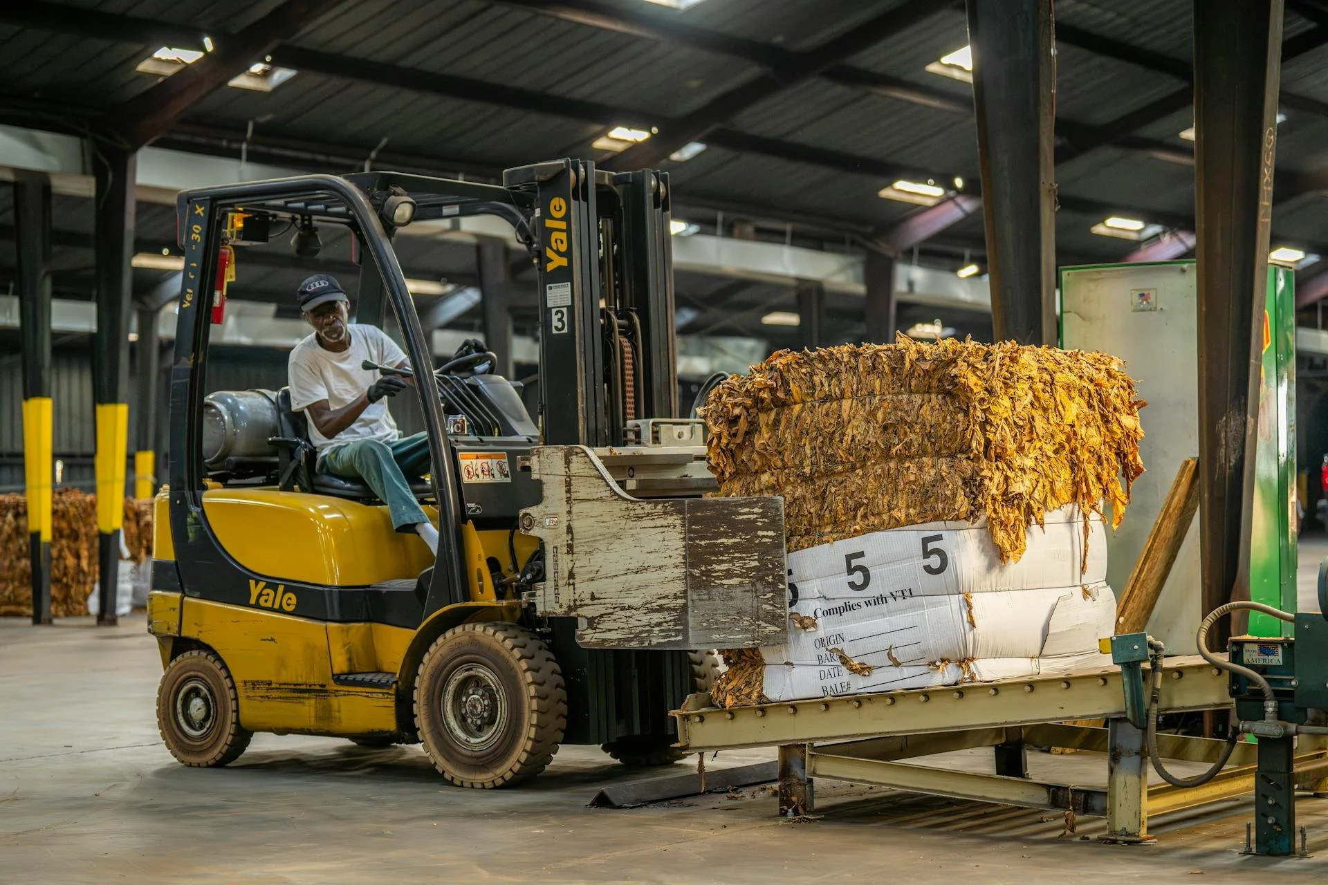 A man uses a yale forklift to big up a heavy load, it was recently repaired using Jaltest yale forklift diagnostic tool