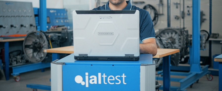 Someone uses jaltest on a panasonic toughbook for a volvo penta scan tool