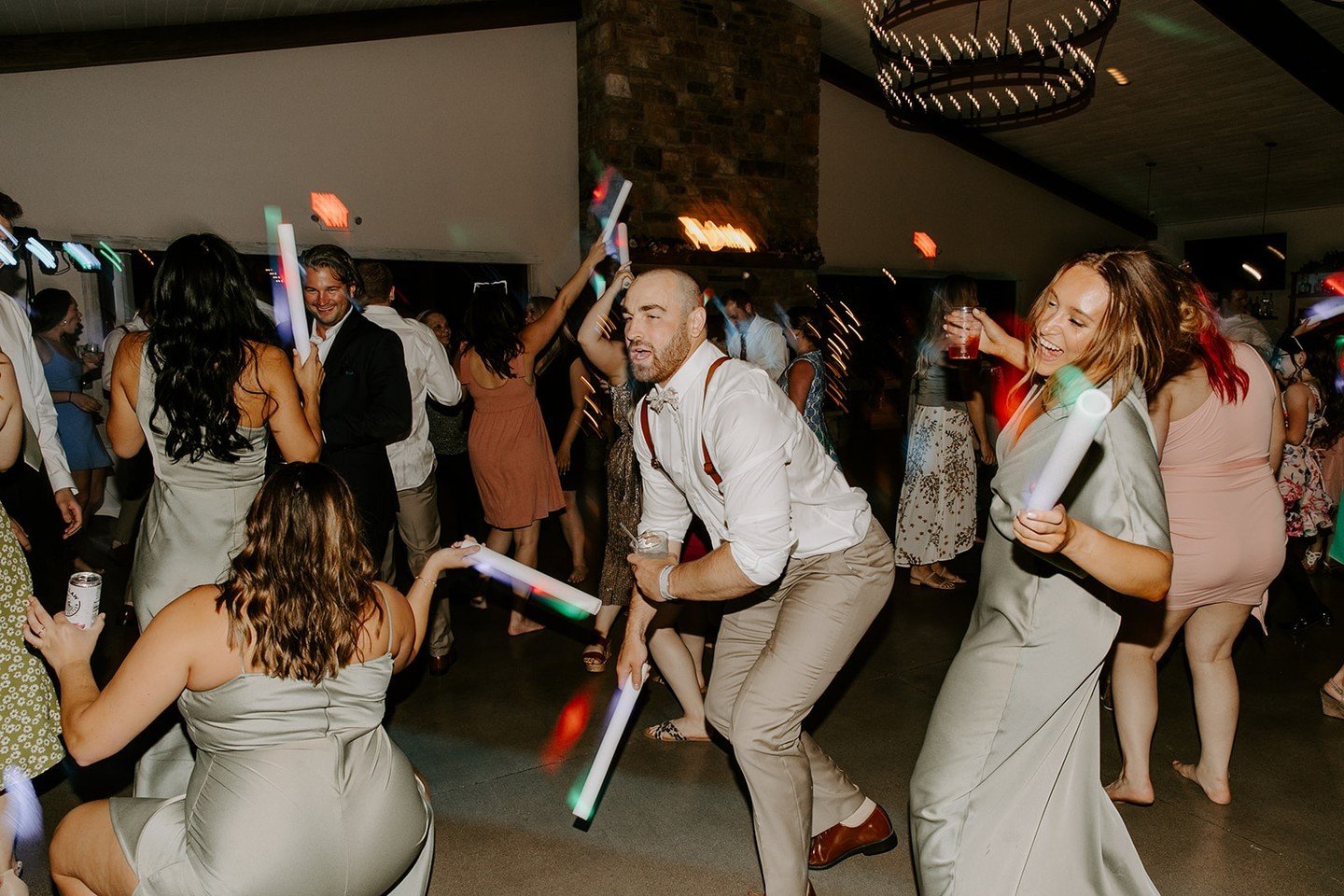 🎸 Let's get the party started! What's your must-have upbeat song for the wedding reception? 🕺🎉 
Photo Credit: @michaelapaige_photography
Venue: @blacksheepweddingsgb
#WeddingParty #DanceFloorAnthem  #WIWeddingTunes #WisconsinWeddingMusic #MusicTip