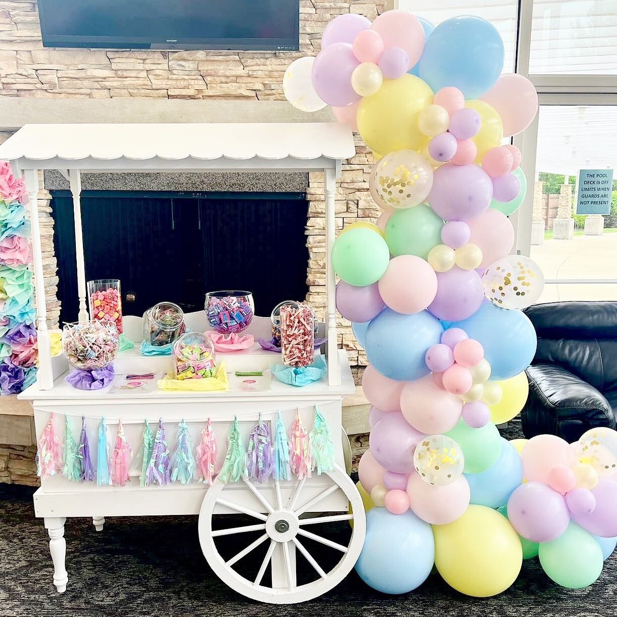 One of our Stand Up Demi Arches in the wild 💕 How sweet is it as an addition to this sweet cart?!? Our SUDA are always available and you can even order via our website www.tweepartees.com