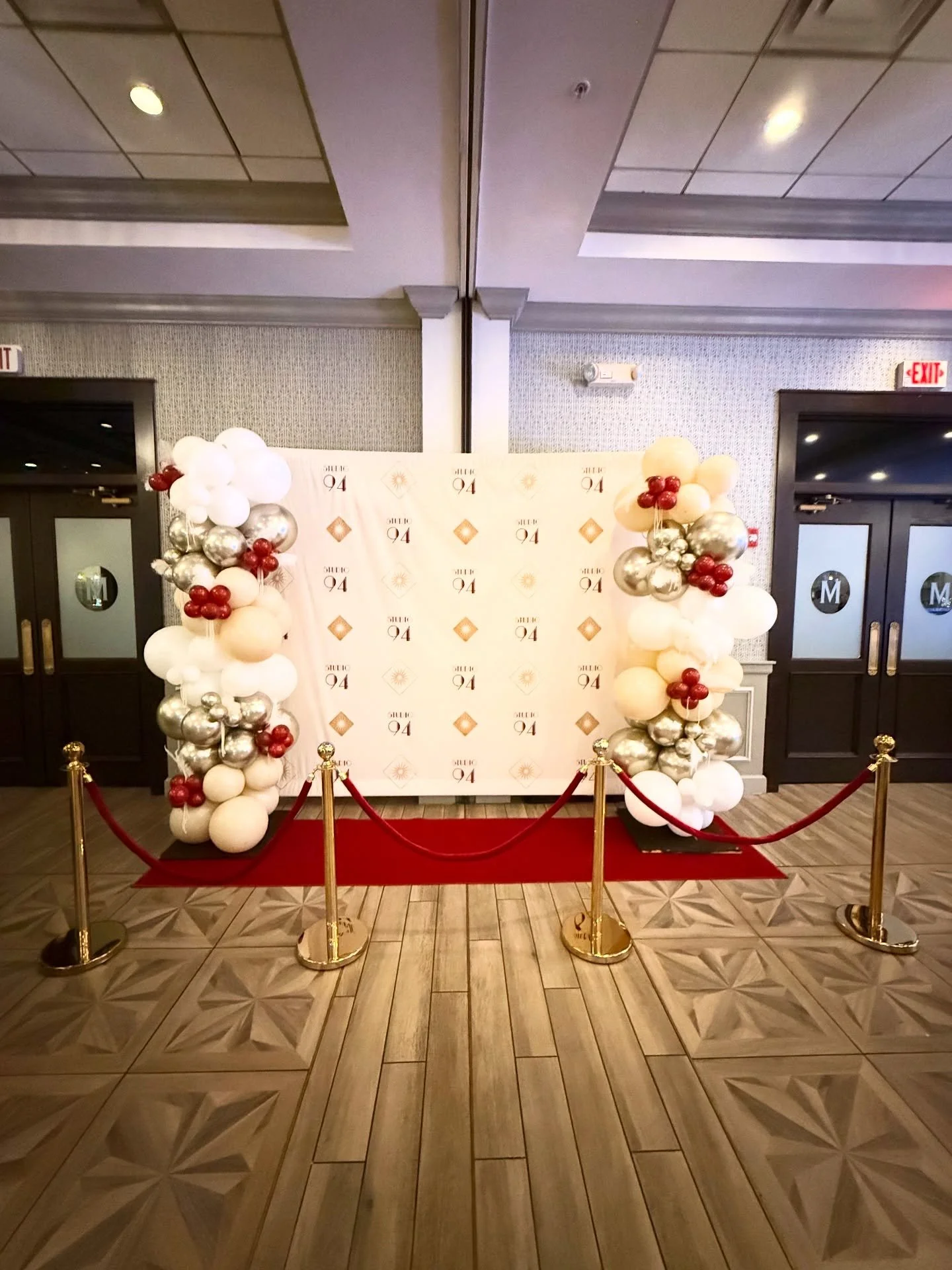 Your feed needed a little more Old Hollywood glam Christmas, right? ✨🎬🎄 Classic, chic, and festive in all the best ways.