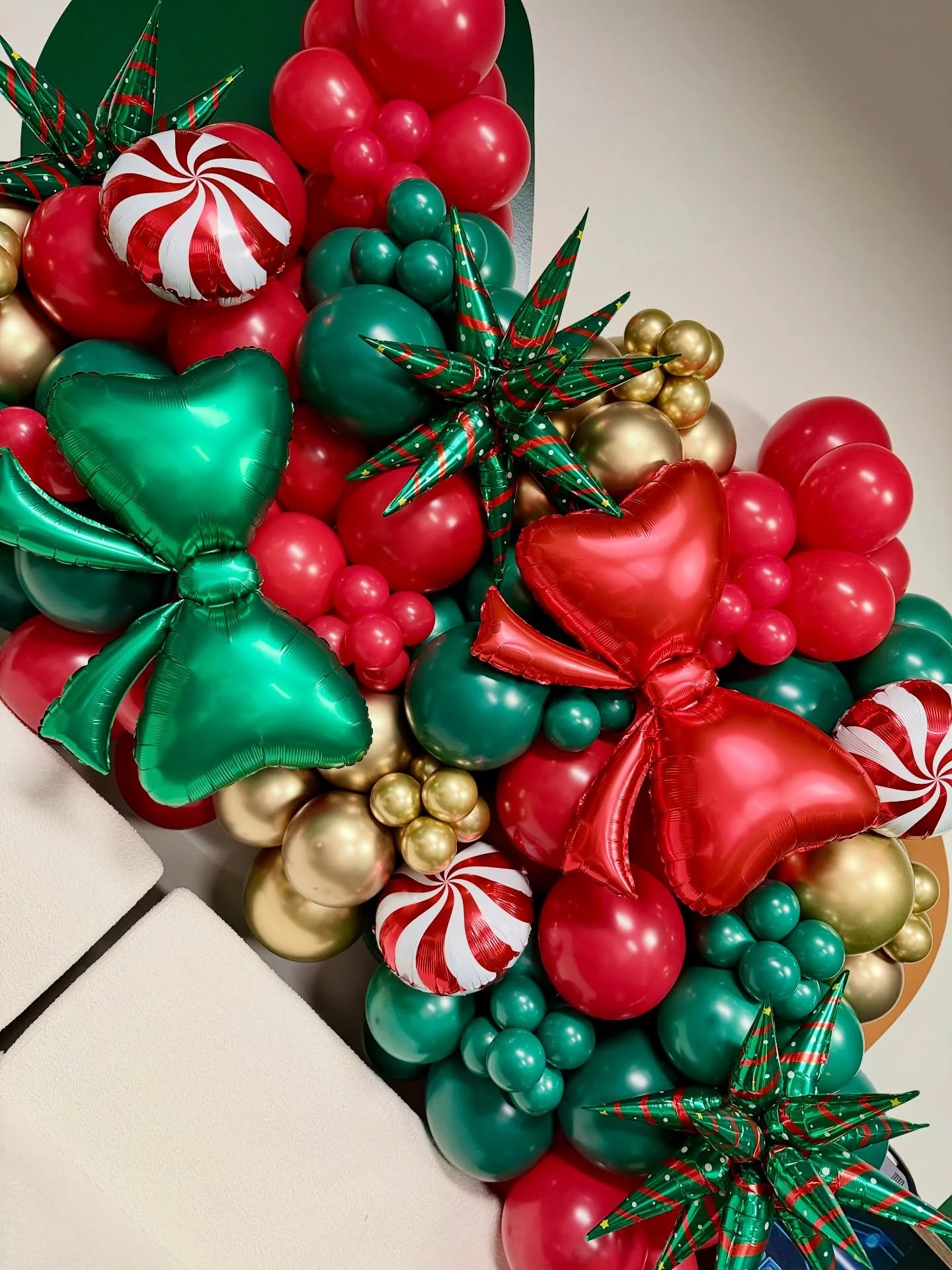 @risinglightsproject holiday trolley &amp; Santa setup 🎄🎅🚋
Oh what fun!! We hope they had the best day filled with holiday magic!

We&rsquo;re loving these @burstpartyco bows!!!!