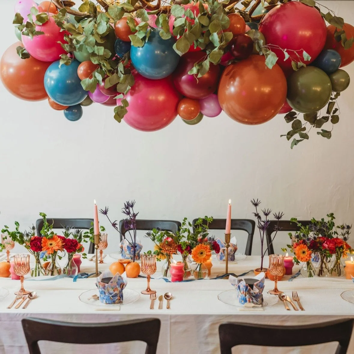 Sometimes it&rsquo;s not about the backdrop&mdash;it&rsquo;s about making the balloons work in a way that fits the space perfectly. ✨
This beautiful installation floated effortlessly above the table at @123onthird, and of course the backdrop made its