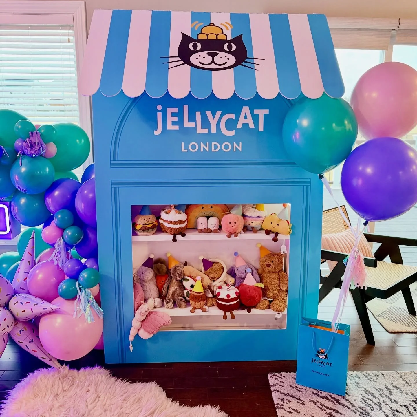 A Jellycat birthday fit for a true Jellycat princess 👑🧸
Featuring the cutest custom graphics from @looselydraped and our LED marquees lighting up the night ✨
The night was topped off with fun crafts, popcorn, and candy for the sweetest celebration 