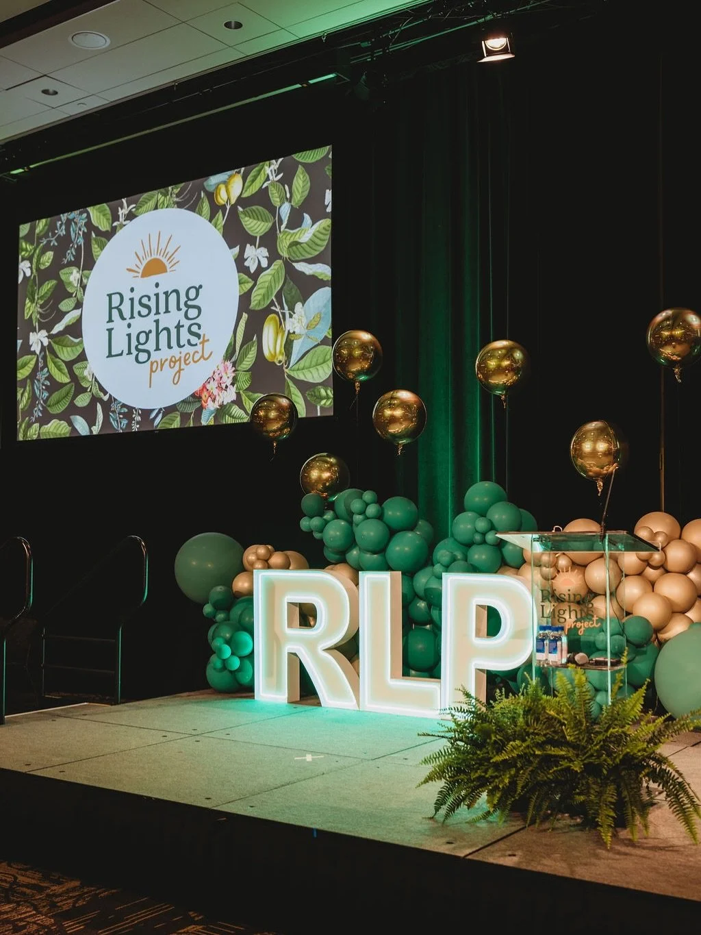 Such an honor to create the balloons and marquees for the 5th Annual @risinglightsproject Gala! ✨ The mission behind this incredible organization is truly inspiring, and what Jaimie and her team have built within the community is something so special