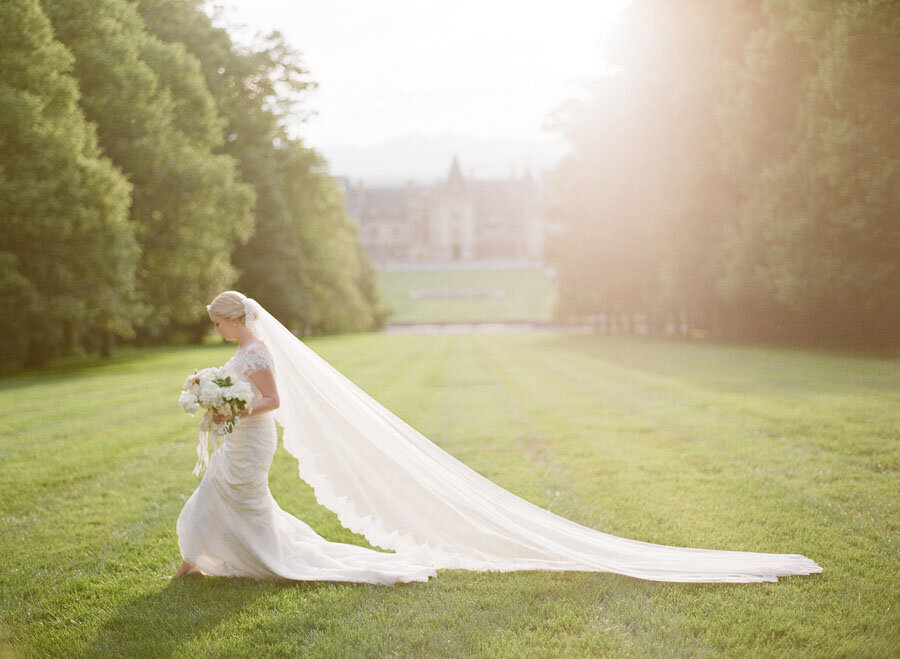 Bride-at-Biltmore-Estate-Sunset_Almond-Leaf-Studios_1.jpeg