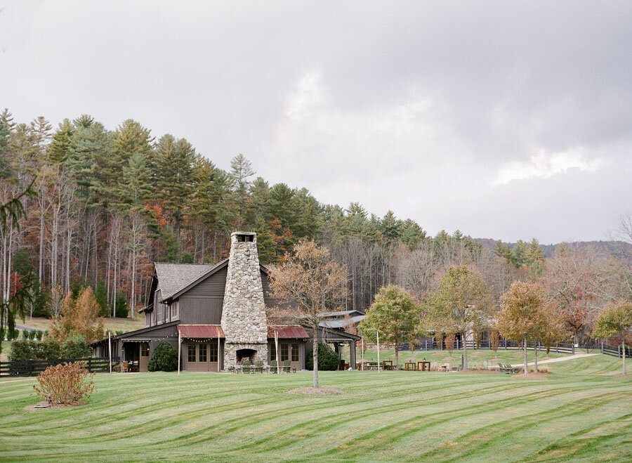 Canyon-Kitchen-at-Lonesome-Valley-Wedding_Almond-Leaf-Studios_20.jpeg