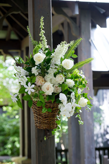 Old-Edwards-Inn-Wedding-Entrance-Flowers.jpeg