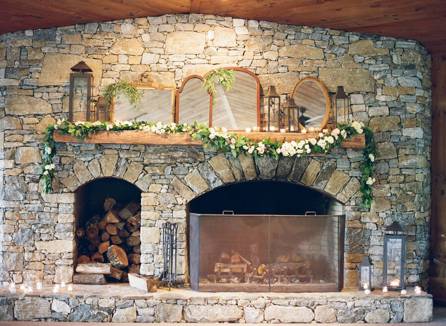 Laurel-Ridge-Country-Club-Mirror-Wedding-Mantle.jpeg