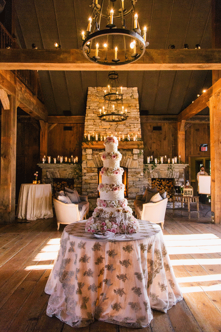 Wedding-Tiered-Cake_VUE-Photography.png