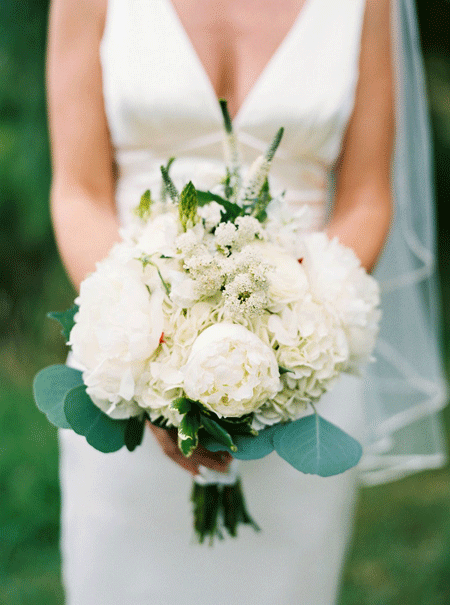 White-Rustic-Wedding-Bouquet_Perry-Vaile-Photography.png