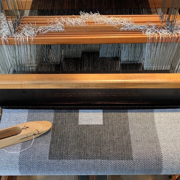 A weaver’s eye view of concentric towel on the loom.