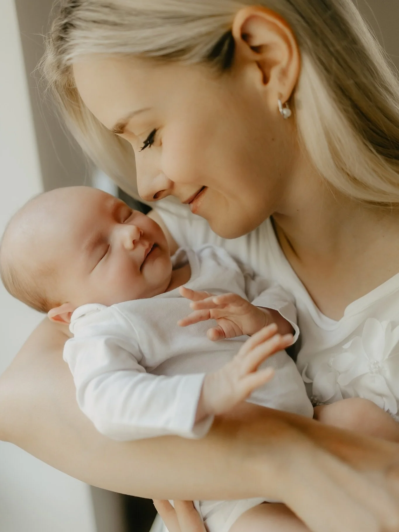 Kdyz se kruh uzavre. 🌸
&bull;&bull;&bull;&bull;
#fotografkamost #lifestylenewborn #uvasdoma #lifestylenewbornphotography #newborn #canonczsk #canonr6 #simplychildren #child #momlife #momanddaughter #motherhood #simplymothers #talesofthemoment #kids_