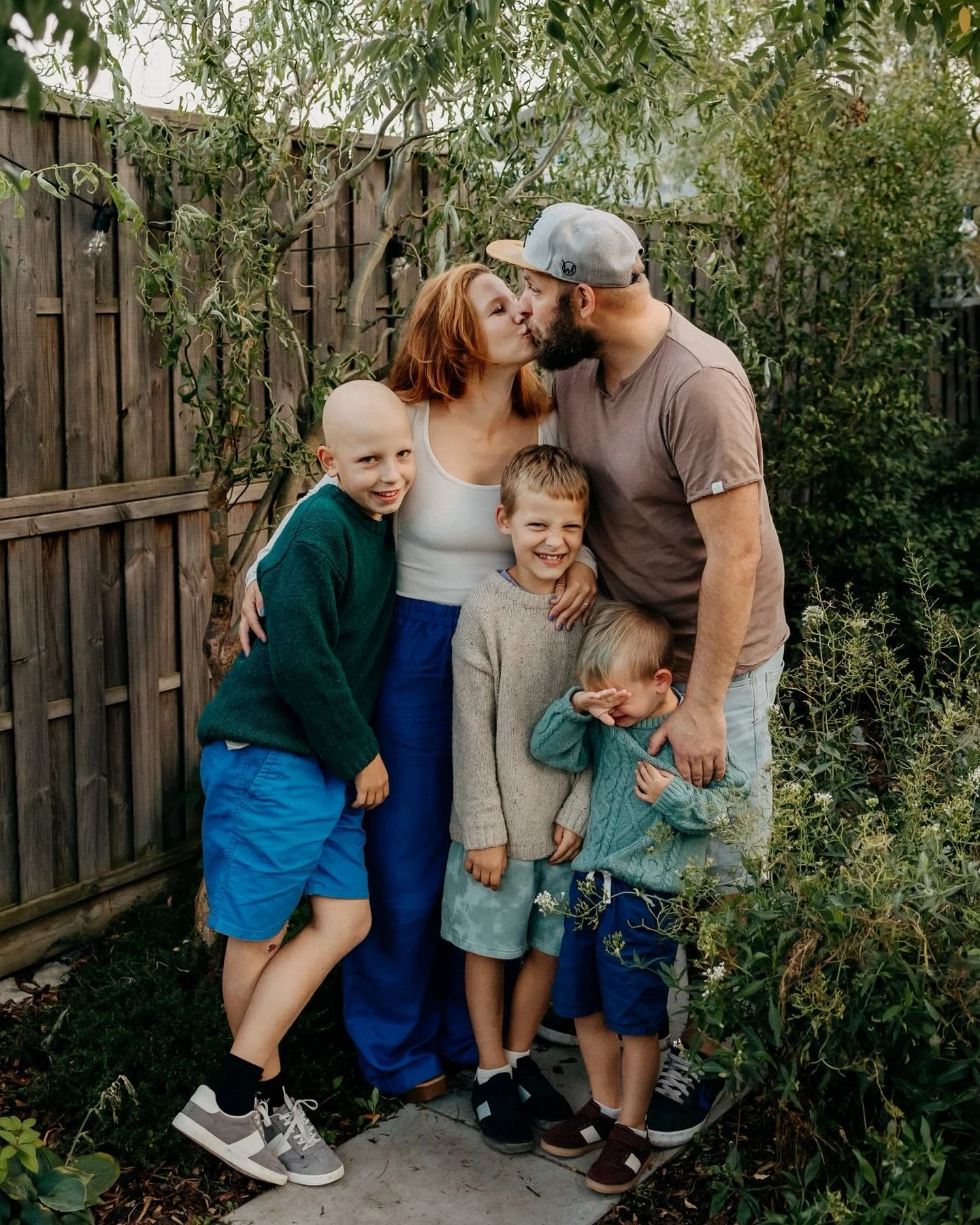 Long time no see 🥹

Tak to tu pojdme zase trosku nastartovat. Vykopavam moji srdcovkou, rodinou, kde to porad dost zije. A s nimiz byva foceni vzdy jedna velka jizda. To me moooc bavi.
Evicka si me zve, abych jim zdokumentovala takove ty opravdove m