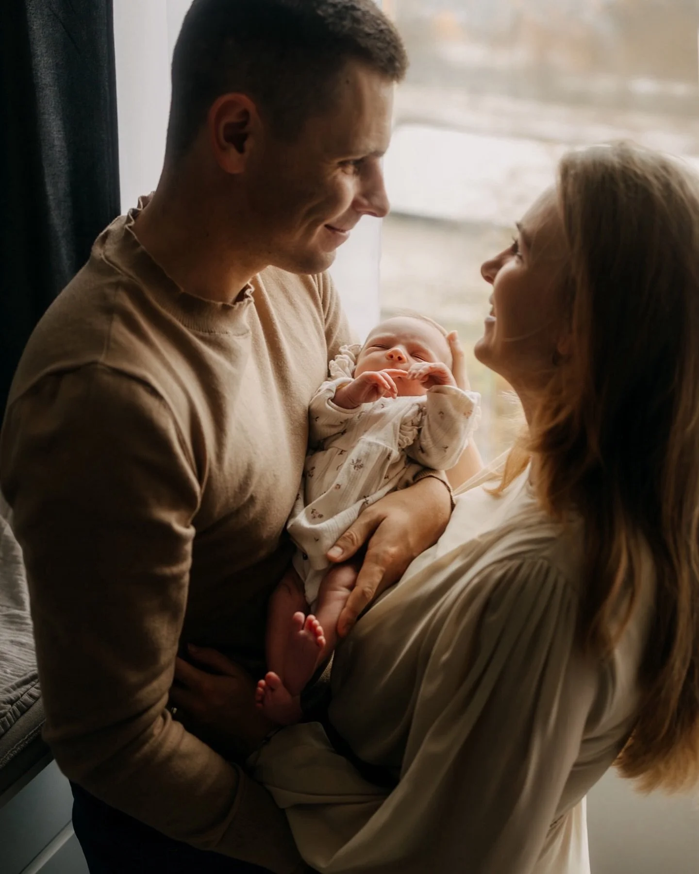 Foceni u vas doma je ma srdcovka uz delsi cas, to vsichni, co me sledujete, dobre vite 🤎

A s kazdym dalsim takovym focenim se ujistuji, ze je to ten spravny smer, kterym chci svou fotografickou cestu smerovat. Protoze ve vasich domovech je to oprav