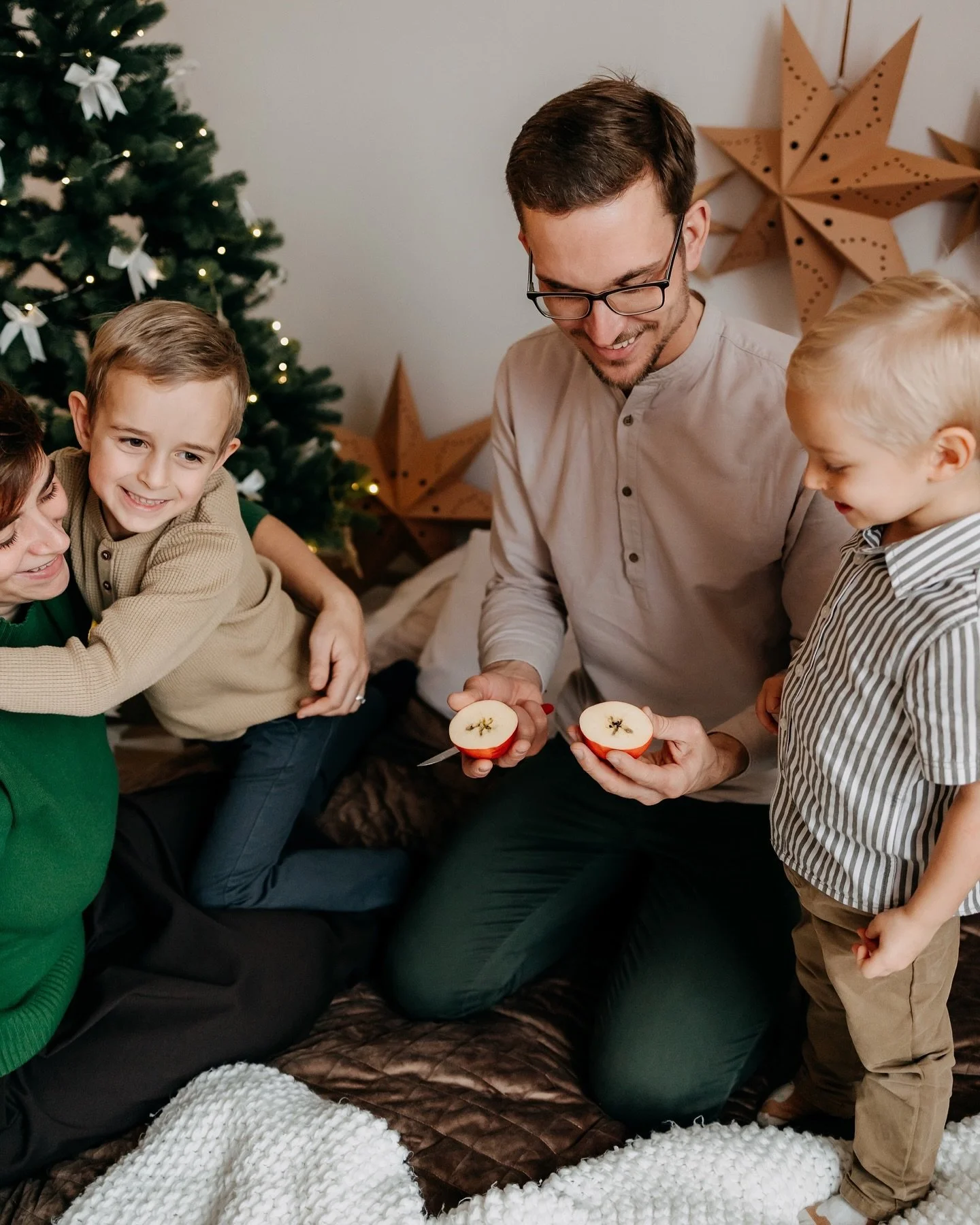 Chci, abyste se na fotk&aacute;ch sobě i ostatn&iacute;m l&iacute;bili. Ale je&scaron;tě v&iacute;c mi z&aacute;lež&iacute; na tom, abyste se na nich poznali. 🤎

Rodinn&eacute; focen&iacute; pro mě nen&iacute; o p&oacute;z&aacute;ch ani dokonalosti.