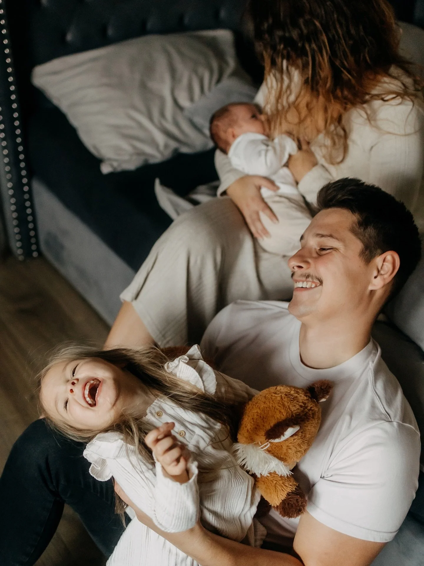 Foceni u vas doma. 

Tam, kde je to jen vase. Tam, kde kazdy den pisete vase pribehy do knihy s nazvem Zivot. Tam kde mate vse hezky po ruce. 

MI-LU-JU to. 🤎

#fotografmost #rodinnafotografkamost #newborn #rodinnefoceni #uvasdoma