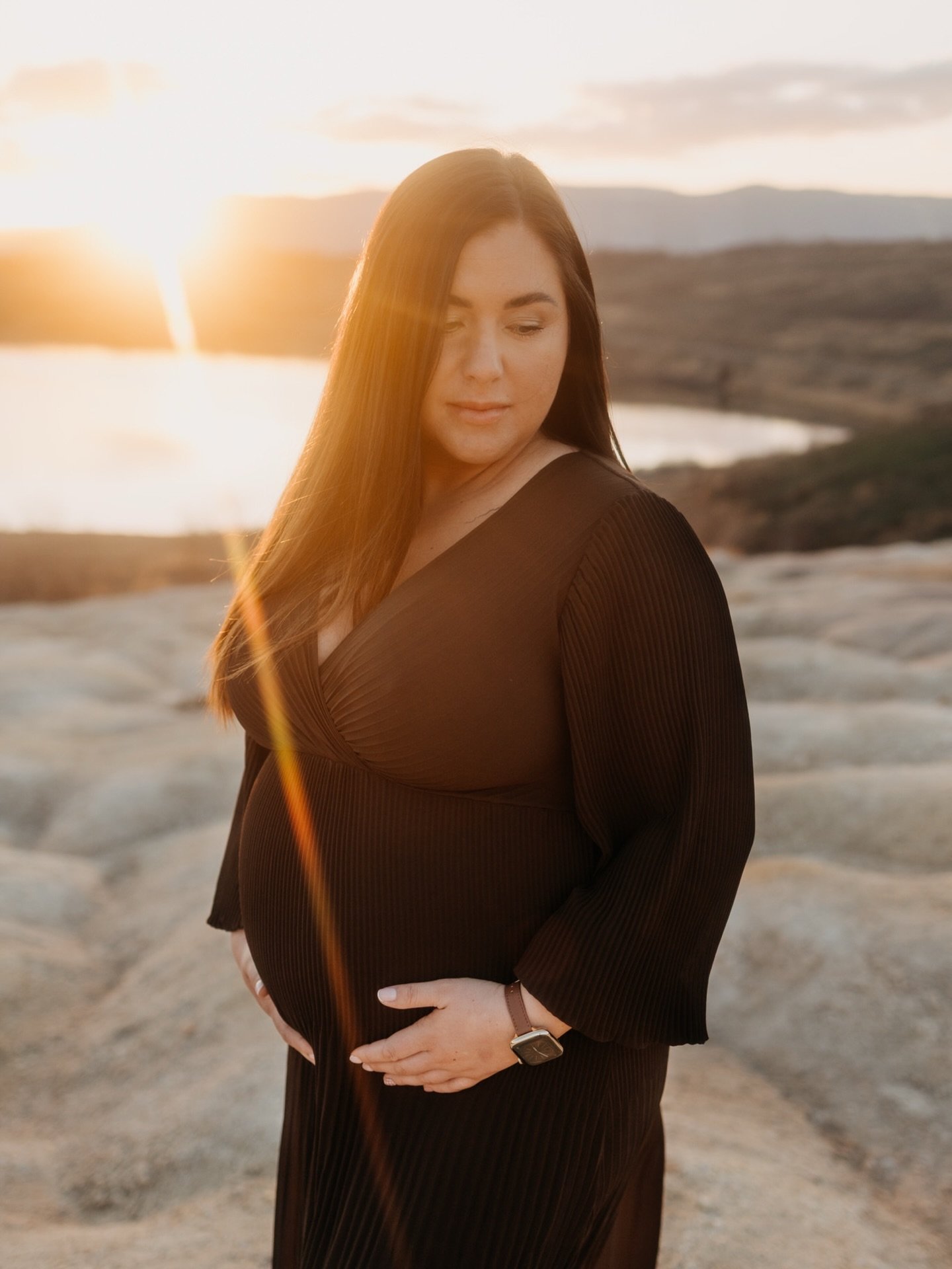 Jarni zapady na Mosteckem jezere jsou jak stvorene pro romanticka foceni.

At uz ve dvou. Trech. Ci vice. 🤎

Tohle misto ma rozhodne sve specificke kouzlo. Diky za nej, @statutarni_mesto_most 🙌🏻

A vy, kdo jeste nemate svuj termin pro letosni foce