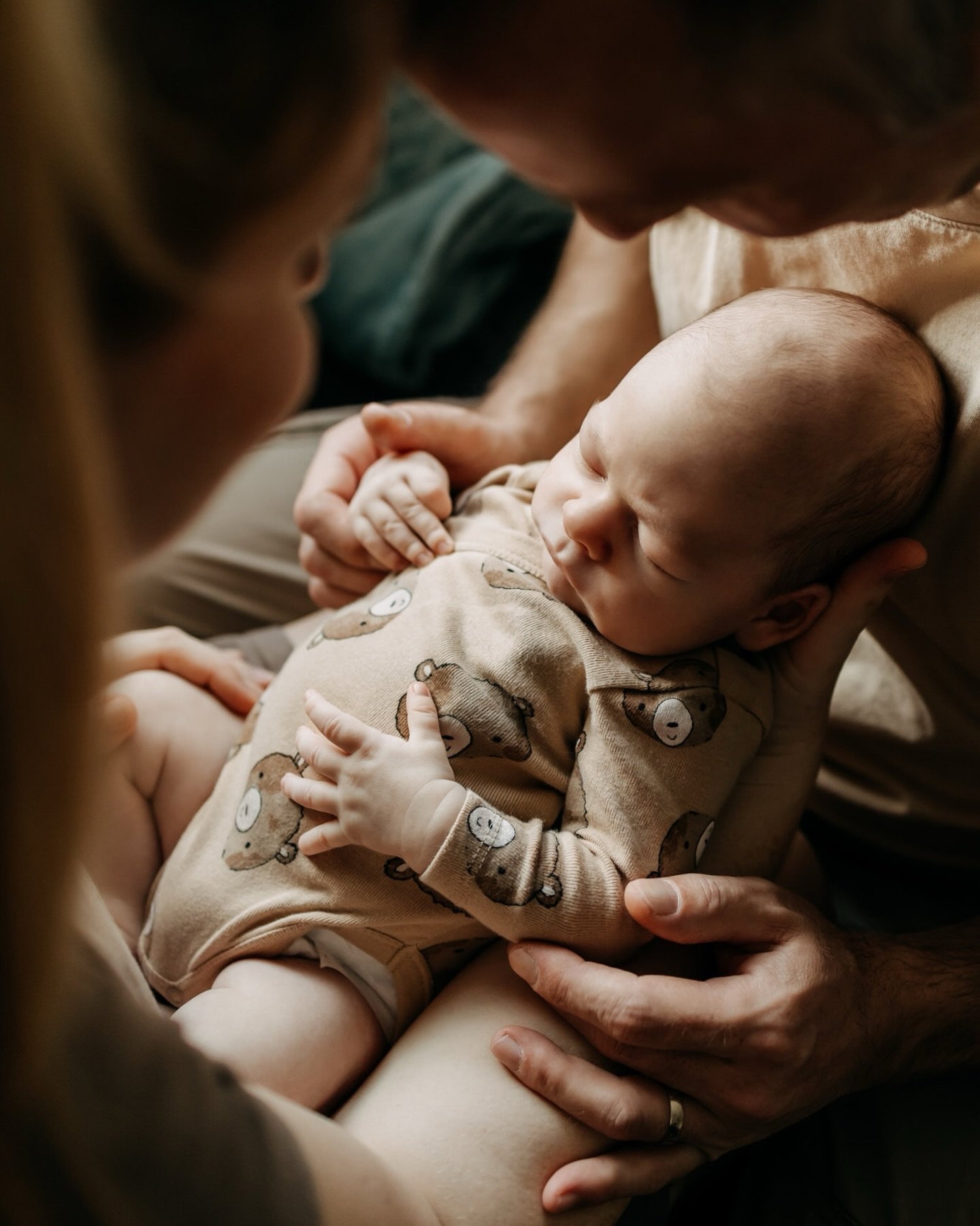 Fotim miminka v domacim prostredi a v naruci rodicu. 🤎

Protoze mi to prijde maximalne prirozene. Maximalne pohodlne pro vas i vasi malou lasku. A protoze mi to dava opravdu smysl.

Ale, od druhe pulky brezna bych vam rada nabidla prostor, ktery bud