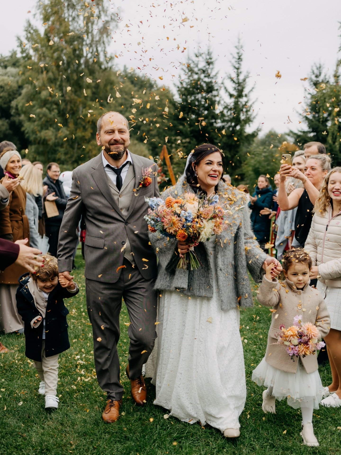 Svatby z lasky jsou dalsi ma srdcovka. 🤍

Tady mala ukazka jedne lonske podzimni, z casti proprsene svatby, ktera vsak byla jedna z nejbarevnejsich &rdquo;mych&rdquo; svateb vubec 🥰. A ktera za me, snad krome slunicka, mela uplne vsechno. Byli tam 