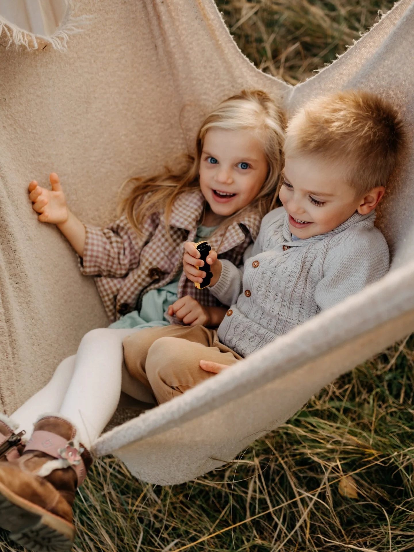 Rodinne foceni pri paprscich zapadajiciho slunce. Dnes uz takova klasika, co se ale jen tak neomrzi. 🤎

A tak privolavam jaro. Slunko. Teple paprsky. A spoustu uzasnych rodin, jako byla tato. 🥰

A vy uz mate svuj termin pro rodinne foceni? Pokud ne