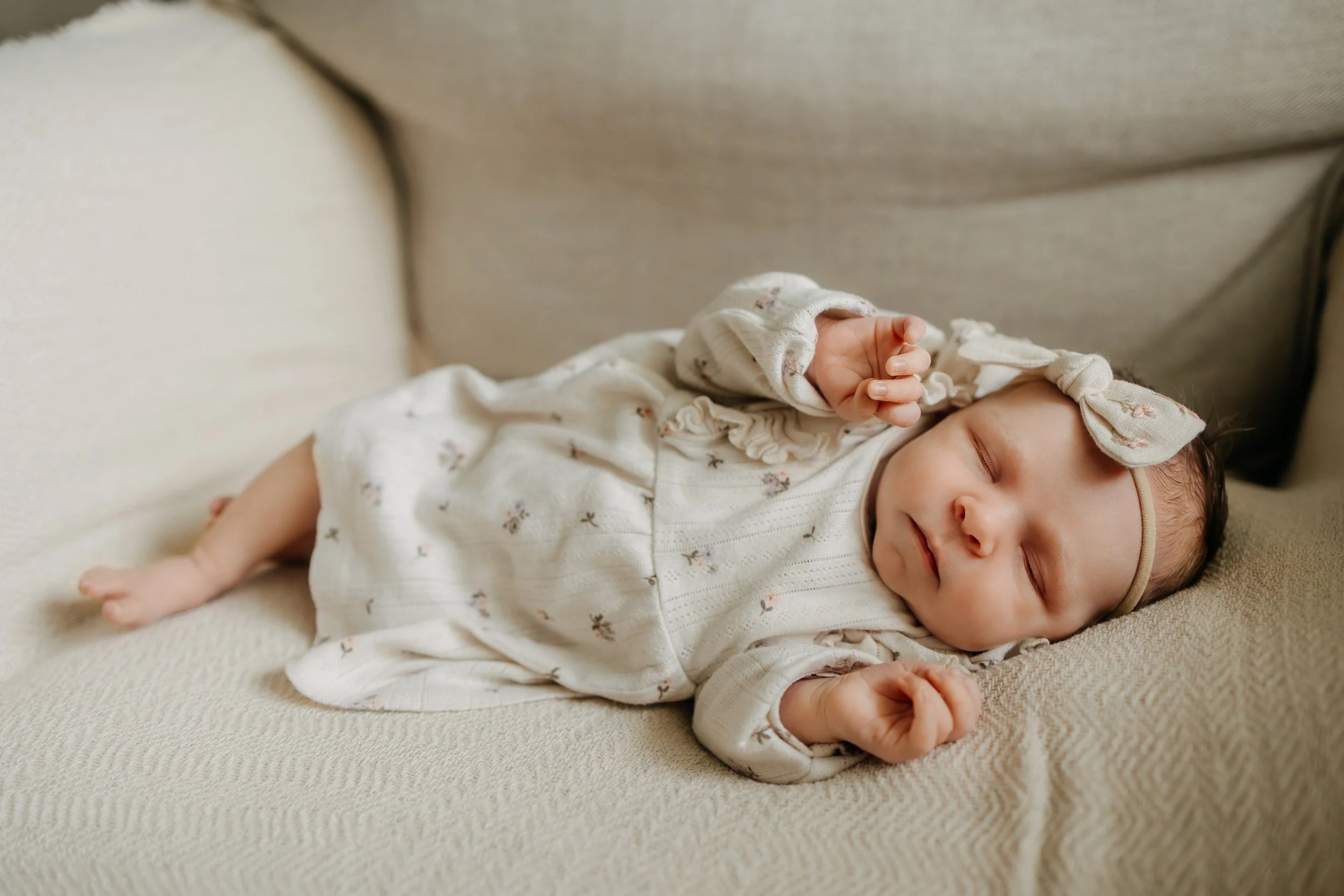 spici miminko v kvetovanych satickach a s kvetovanou celenkovou masli odpociva na pohodlnem kresle