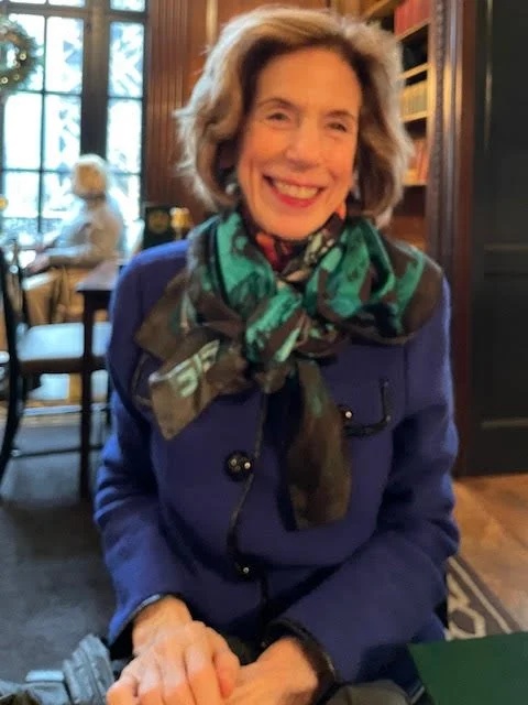 Linda wears "Poésie Cyan" scarf at the WAC in Chicago